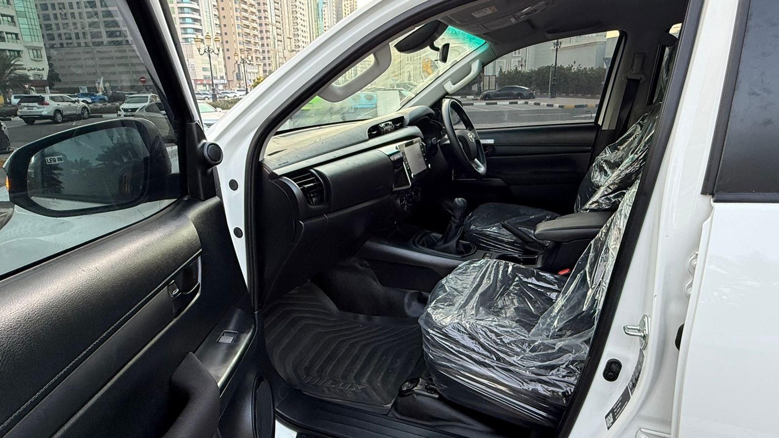 Toyota Hilux SR5 2024 White image